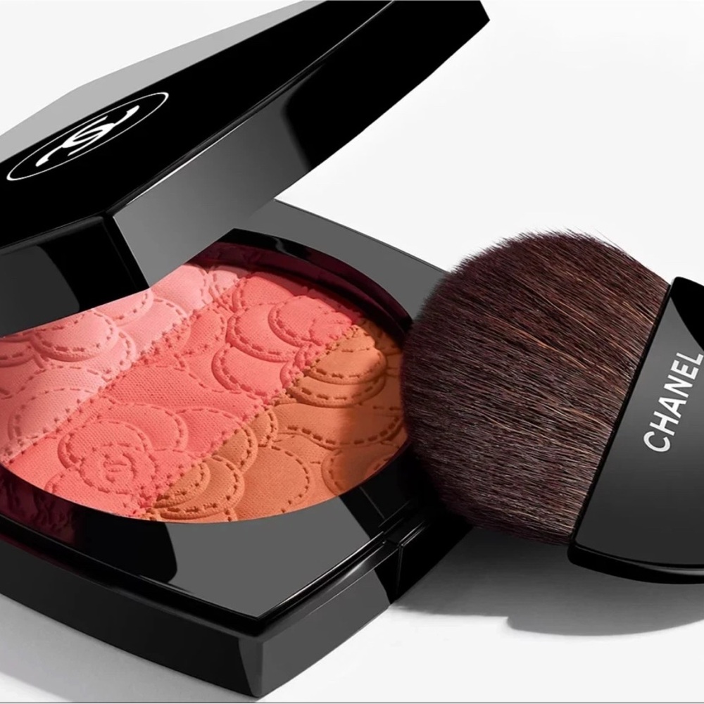 CHANEL Limited Edition Camélia Futura Blush Set
